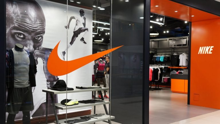 Sneaker Giant Nike poursuit un détaillant en ligne pour avoir vendu des NFT de chaussures Nike non autorisés – Actualités Bitcoin en vedette